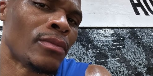 乐鱼最新登录入口-积极备战！威少社交媒体晒出训练后大汗照 表情桀骜！